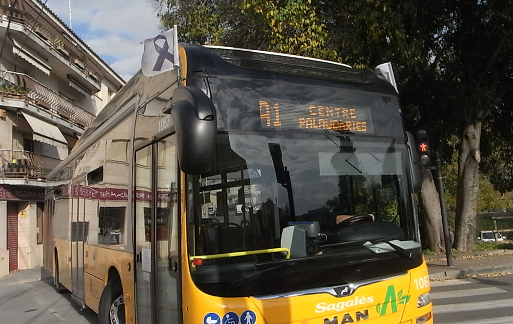 Els autobusos circulen amb la banderola commemorativa de la jornada